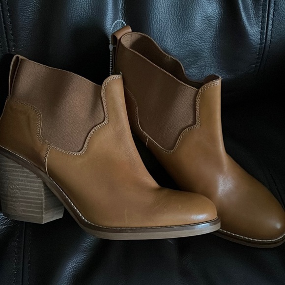 Gorgeous new short caramel  leather Aldo short cowboy 🤠 boot scallop 38.5 (8) - Picture 1 of 1